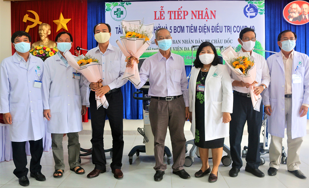 Bệnh viện Đa khoa trung tâm An Giang tiếp nhận 4 máy thở, 5 máy bơm tiêm điện điều trị dịch bệnh Covid-19