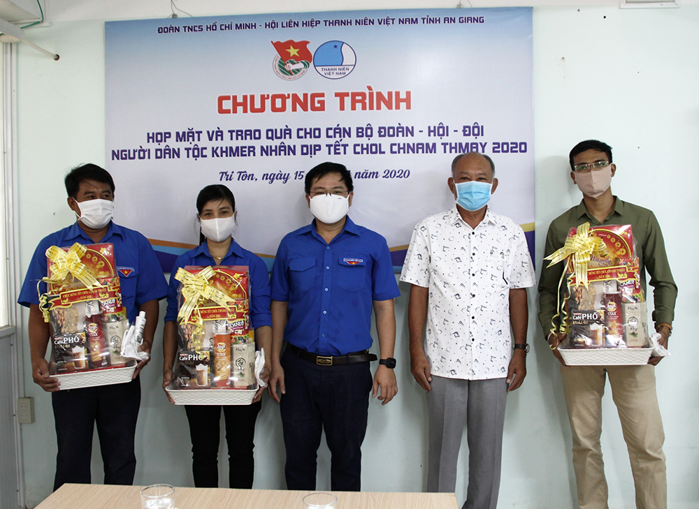 Thăm, tặng quà cán bộ Đoàn, Hội, Đội người dân tộc thiểu số Khmer