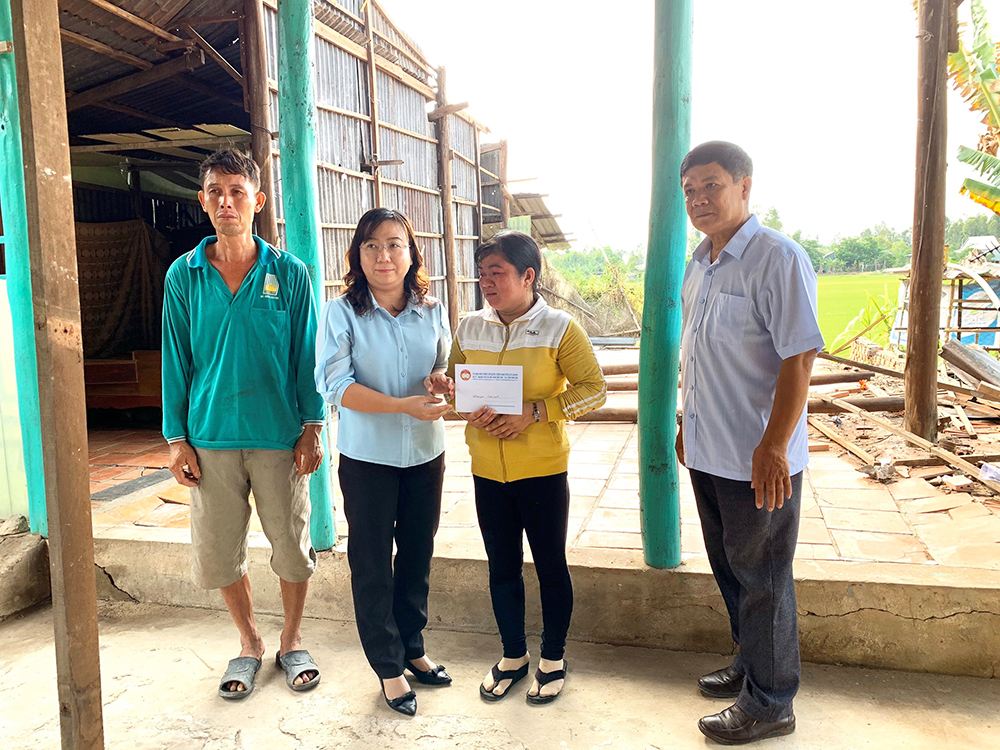 UBMTTQVN tỉnh An Giang thăm, trao tiền hỗ trợ hộ dân có nhà bị tốc mái tại huyện Chợ Mới