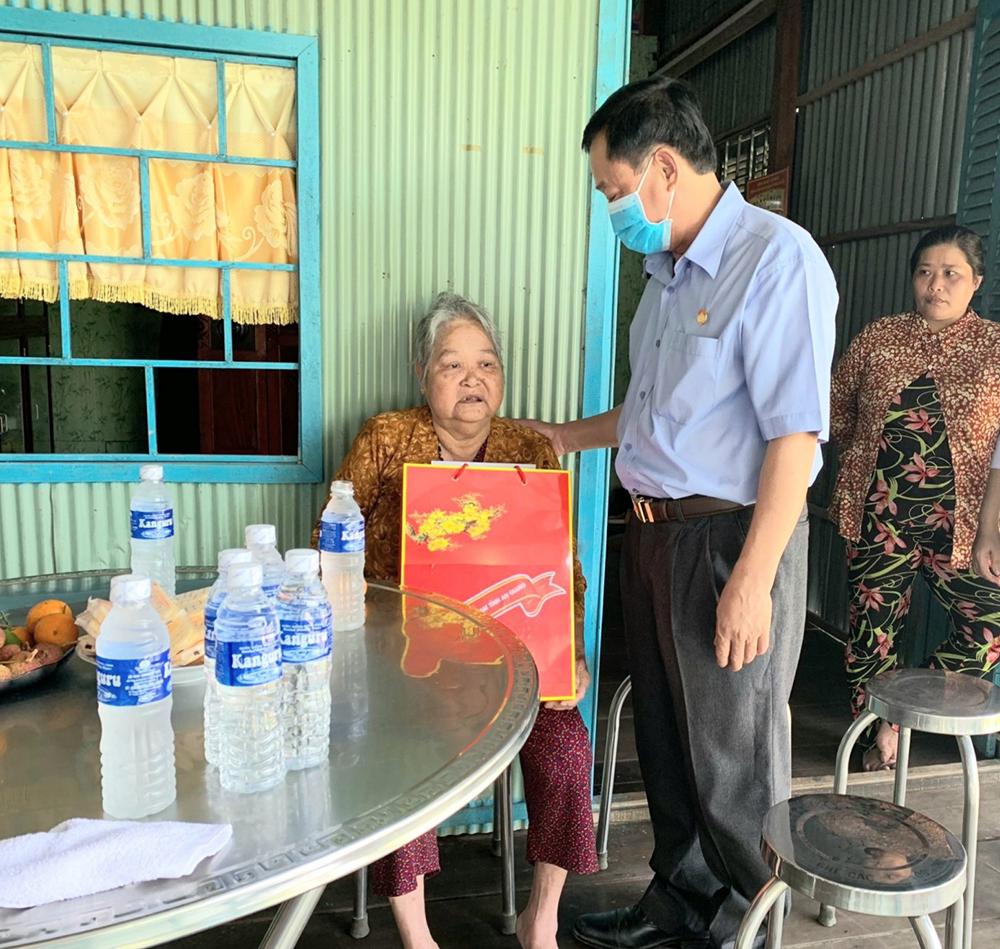 Chủ tịch UBMTTQVN tỉnh An Giang Nguyễn Tiếc Hùng thăm các gia đình chính sách và trao tiền hỗ trợ hộ bị thiệt hại do giông lốc tại huyện Châu Phú