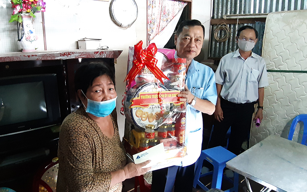 Phó Bí thư Thường trực Tỉnh ủy An Giang Võ Anh Kiệt thăm, tặng quà các gia đình chính sách