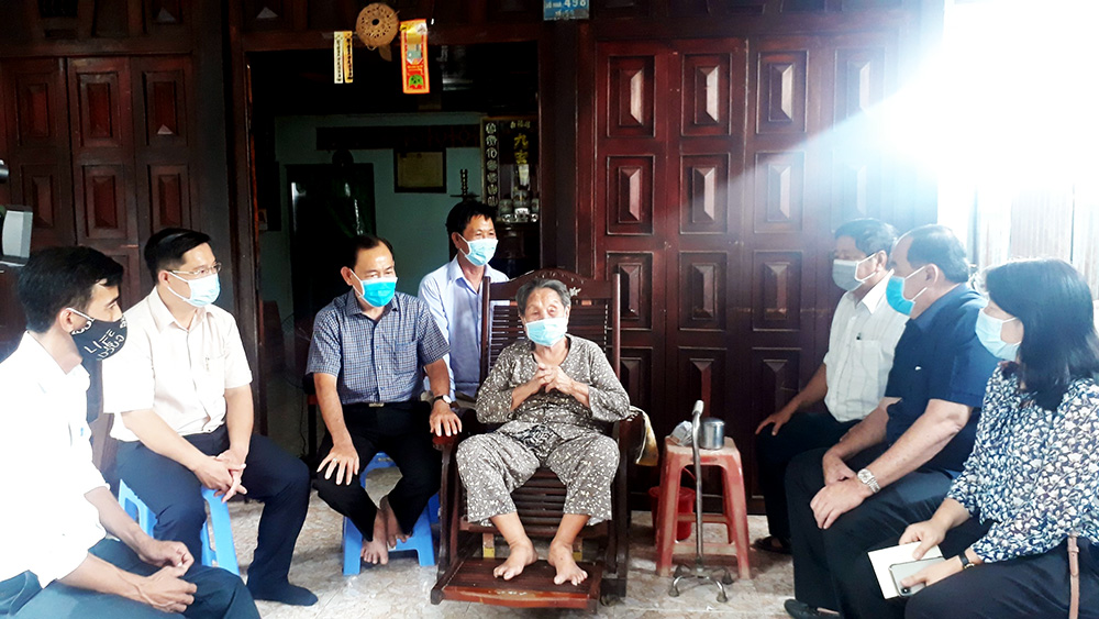 Chủ tịch UBND tỉnh An Giang Nguyễn Thanh Bình thăm gia đình người có công cách mạng ở TX. Tân Châu