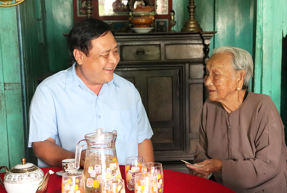 Trưởng Ban Dân vận Tỉnh ủy An Giang  thăm gia đình chính sách tiêu biểu huyện Phú Tân