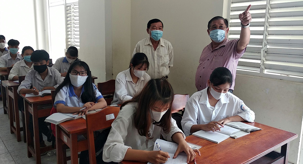 Phú Tân: kiểm tra việc dạy học và công tác phòng, chống dịch Covid-19 tại các trường THCS