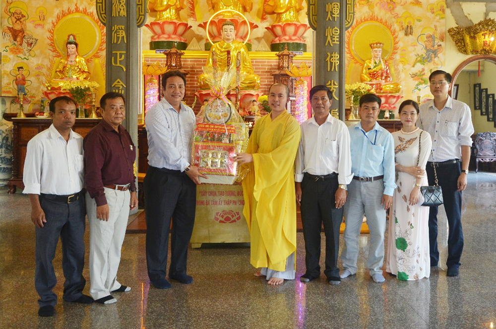 Lãnh đạo huyện Châu Thành thăm, chúc mừng Đại lễ Phật đản