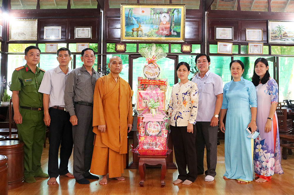 Lãnh đạo huyện Châu Thành thăm, chúc mừng Đại lễ Phật đản