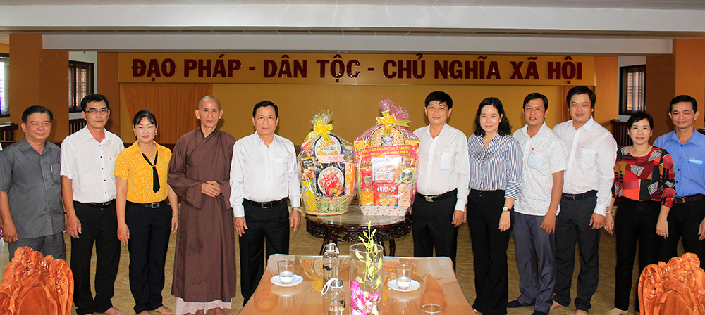 Bí thư Thành ủy, Chủ tịch UBND TP. Long Xuyên Phạm Thành Thái thăm, chúc mừng Đại lễ Phật đản