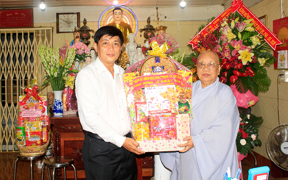 Bí thư Thành ủy, Chủ tịch UBND TP. Long Xuyên Phạm Thành Thái thăm, chúc mừng Đại lễ Phật đản