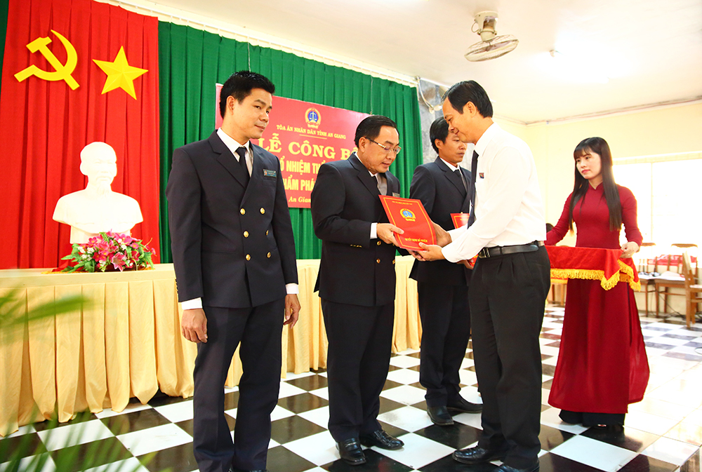 Tòa án nhân dân tỉnh An Giang trao quyết định bổ nhiệm chức danh thẩm phán