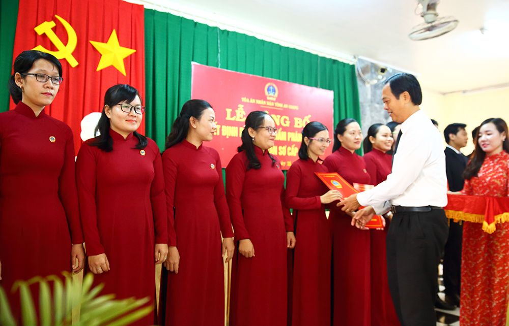 Tòa án nhân dân tỉnh An Giang trao quyết định bổ nhiệm chức danh thẩm phán