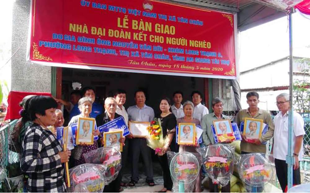 10 hộ nghèo xã Vĩnh Xương được nhận nhà Đại đoàn kết