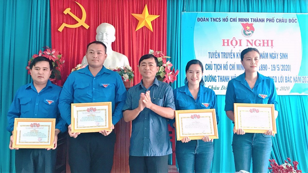Thành đoàn Châu Đốc tuyên dương 10 thanh niên tiên tiến làm theo lời Bác năm 2020