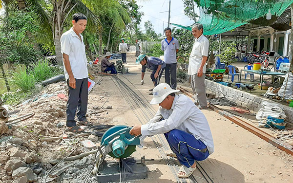 Bí thư chi bộ gương mẫu