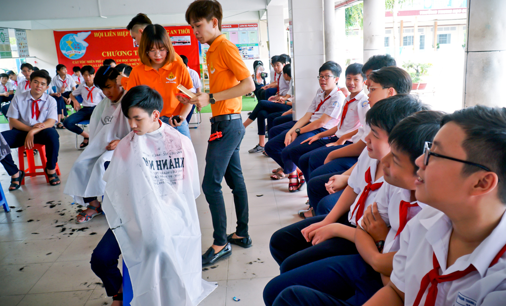 Hớt tóc miễn phí cho học sinh