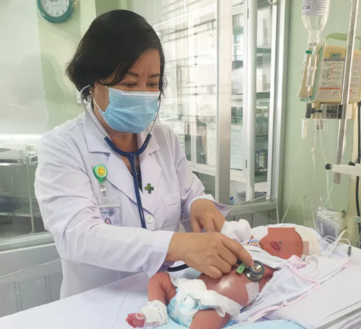 Sản phụ ở miền Tây đẻ rơi con thứ 3 tại nhà do ít đi khám thai