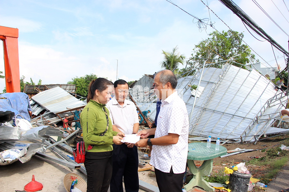 Mưa giông, lốc xoáy làm sập và tốc mái hơn 180 căn nhà ở Chợ Mới