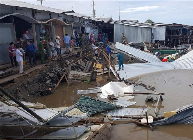 Sạt lở đất gây thiệt hại 14 nhà dân tại Năm Căn