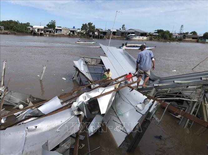 Sạt lở đất gây thiệt hại 14 nhà dân tại Năm Căn