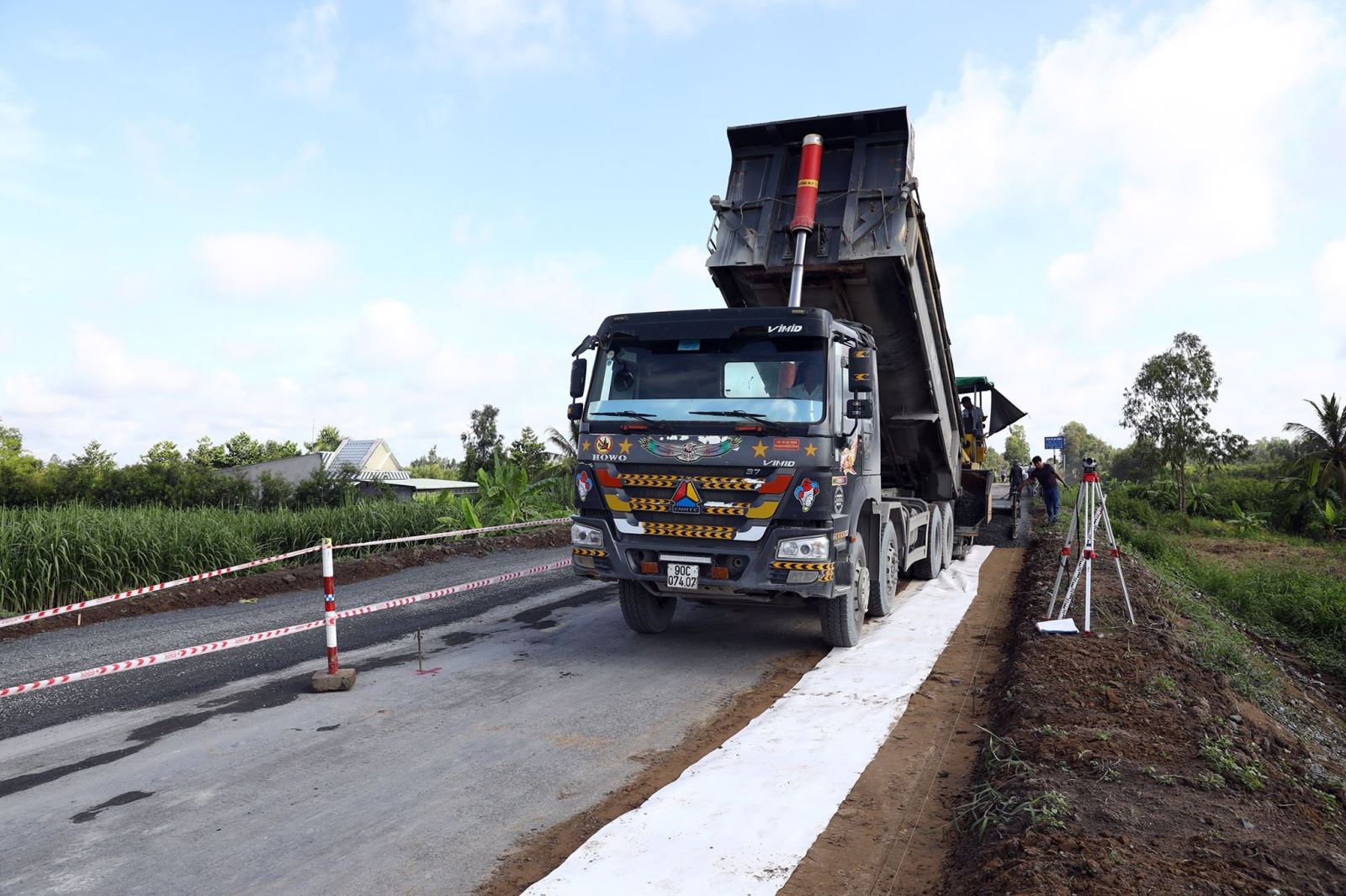 Tăng tốc thảm nhựa tuyến Quản Lộ-Phụng Hiệp, rút ngắn 50 km đường xuyên miền Tây