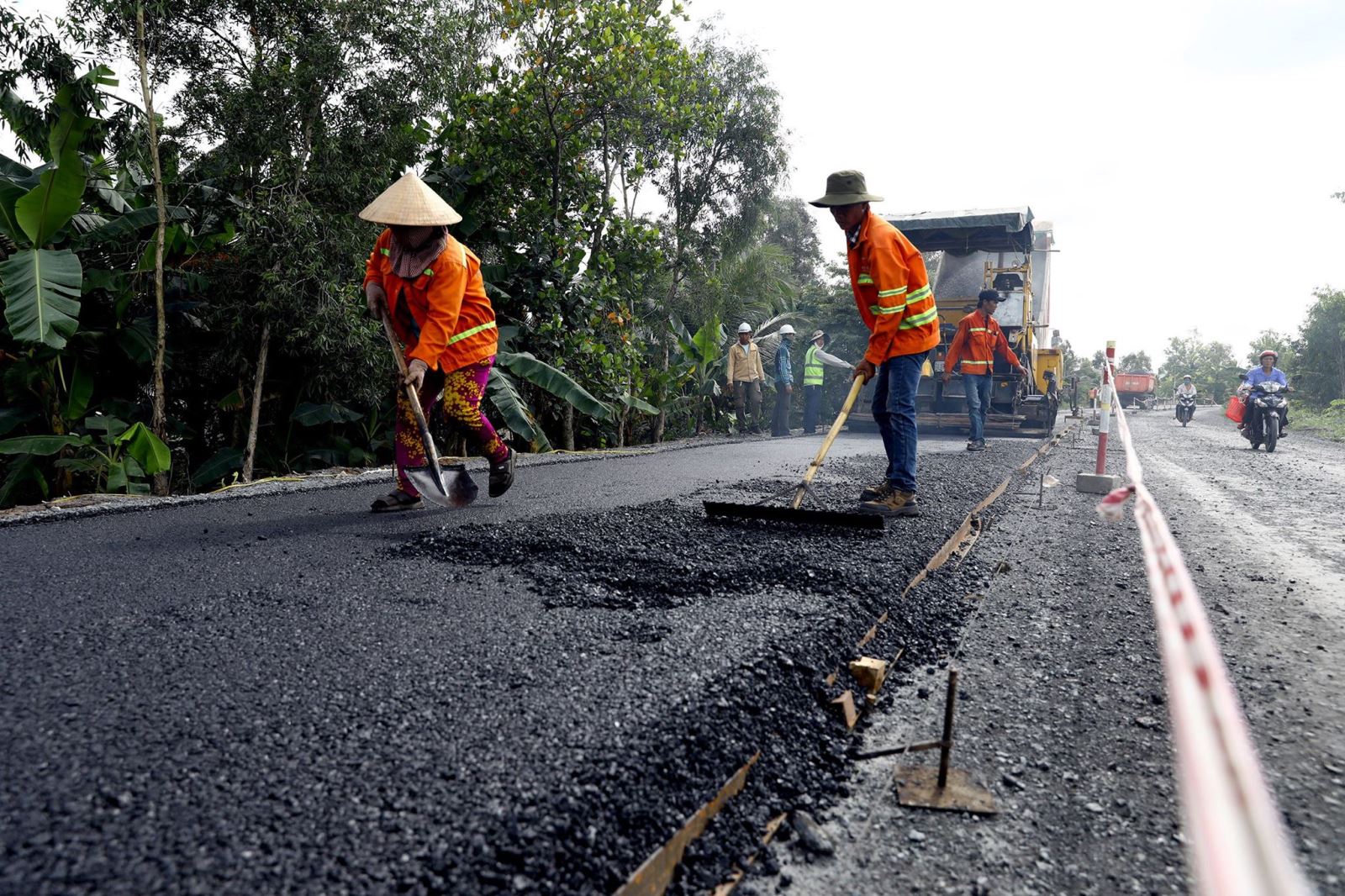 Tăng tốc thảm nhựa tuyến Quản Lộ-Phụng Hiệp, rút ngắn 50 km đường xuyên miền Tây