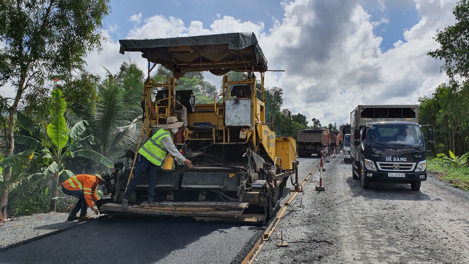 Tăng tốc thảm nhựa tuyến Quản Lộ-Phụng Hiệp, rút ngắn 50 km đường xuyên miền Tây