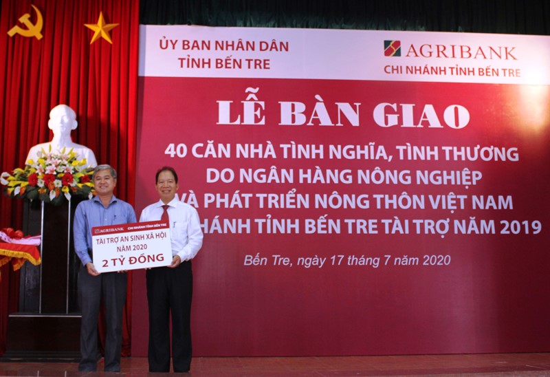 Bến Tre bàn giao 40 căn nhà tình nghĩa, tình thương