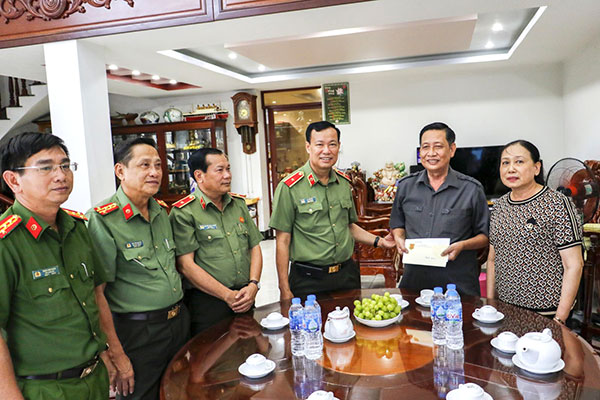 Thứ trưởng Lê Tấn Tới thăm, tặng quà các gia đình chính sách Công an thành phố Cần Thơ