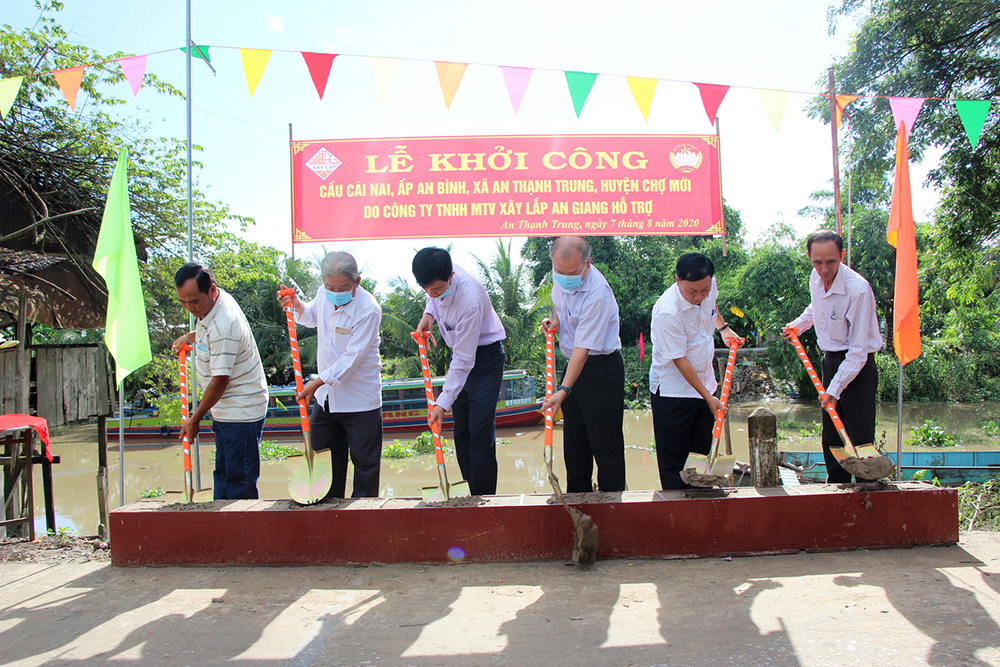 Công ty TNHH MTV Xây lắp An Giang tài trợ 200 triệu đồng xây cầu Cái Nai