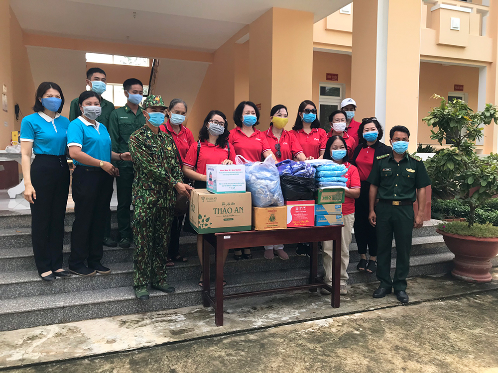Hội nữ Doanh nhân An Giang thăm và tặng quà các lực lượng phòng, chống dịch COVID-19 khu vực biên giới