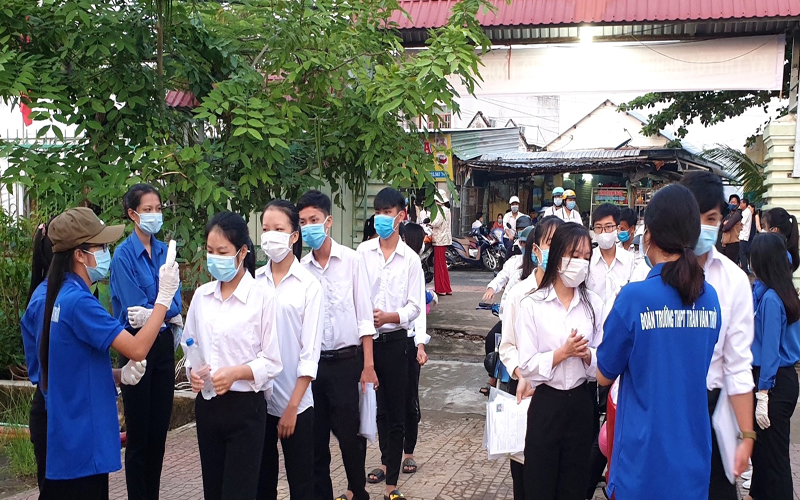 Cà Mau: Hỗ trợ hai thí sinh ngủ quên giờ thi