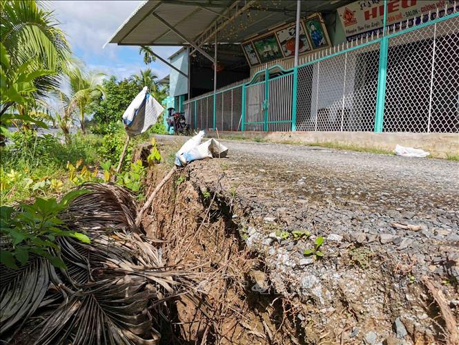Nhiều điểm sạt lở nghiêm trọng trên sông Ô Môn