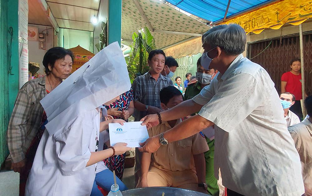 Ban ATGT tỉnh thăm hỏi gia đình 2 nạn nhân tử vong do tai nạn giao thông ở huyện Chợ Mới