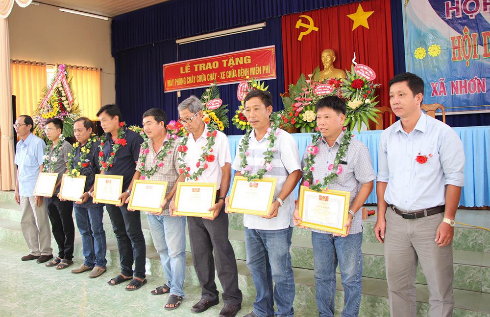 Doanh nghiệp ở Nhơn Mỹ tặng máy chữa cháy và 2 xe chuyển bệnh miễn phí trị giá gần 1,4 tỷ đồng