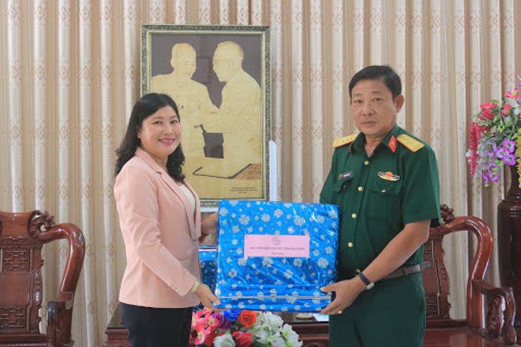 Thăm, tặng quà cán bộ chiến sĩ khu cách ly tập trung Trường Quân sự tỉnh An Giang