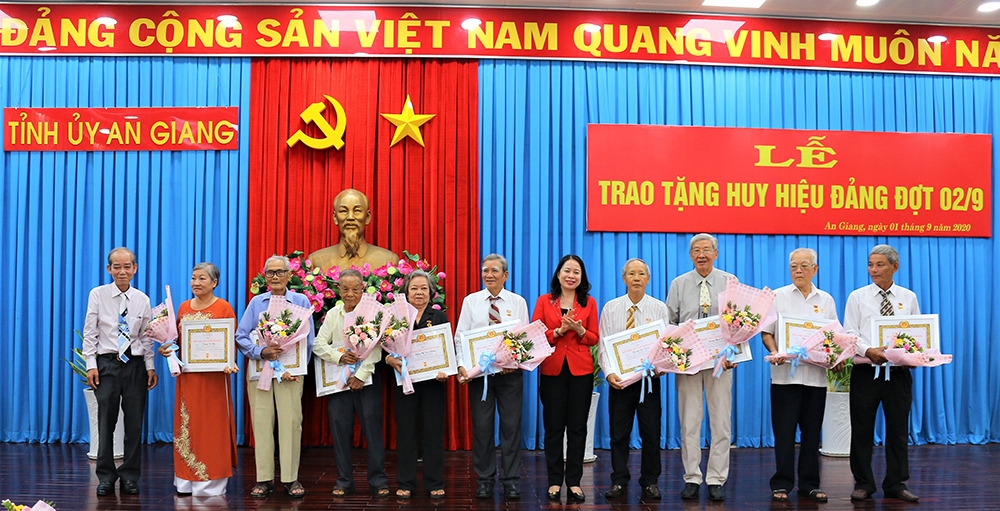 Ban Thường vụ Tỉnh ủy An Giang: Trao huy hiệu Đảng đợt 2-9