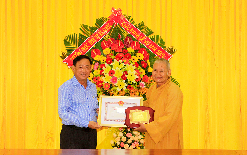 Bí thư Tỉnh ủy Võ Thị Ánh Xuân thăm, chúc mừng lễ Vu Lan