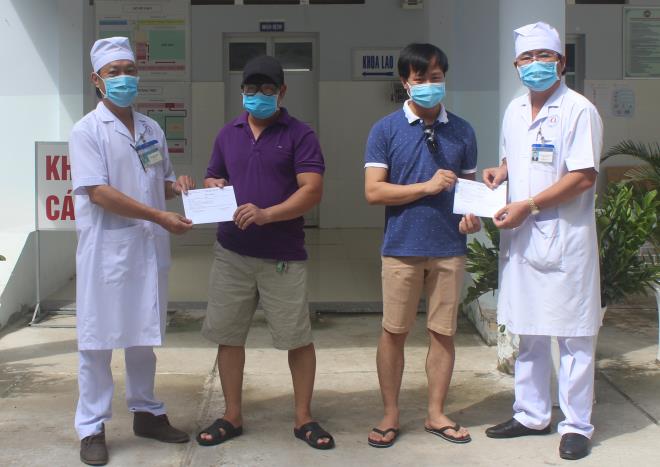 Bạc Liêu trao giấy xuất viện cho 2 bệnh nhân COVID-19