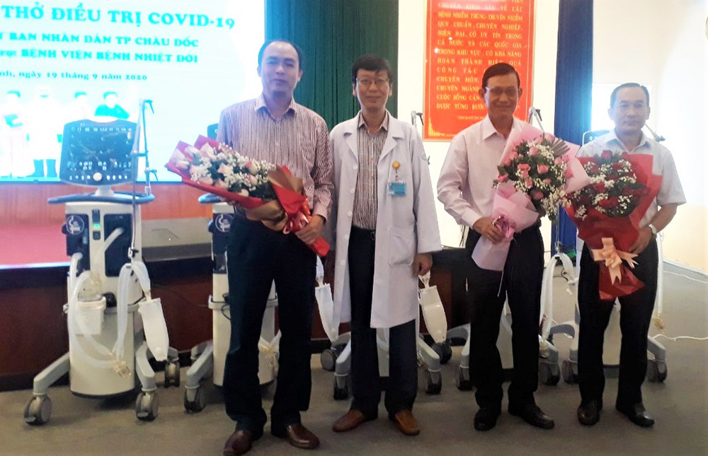 TP. Châu Đốc trao 5 máy thở điều trị bệnh COVID-19 cho Bệnh viện Nhiệt đới