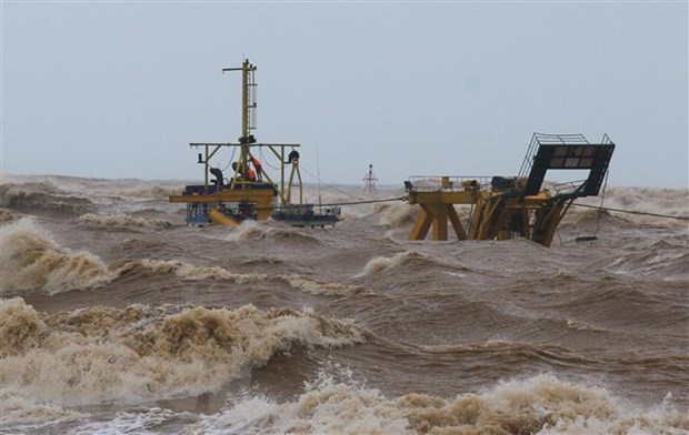 Quảng Trị: Lũ xuống chậm, tập trung cứu nạn thuyền viên Vietship 01