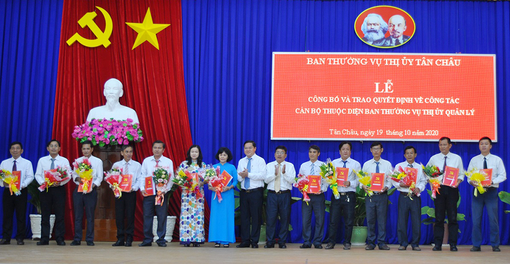 TX. Tân Châu trao quyết định điều động, luân chuyển 26 cán bộ thuộc diện Ban Thường vụ Thị ủy quản lý