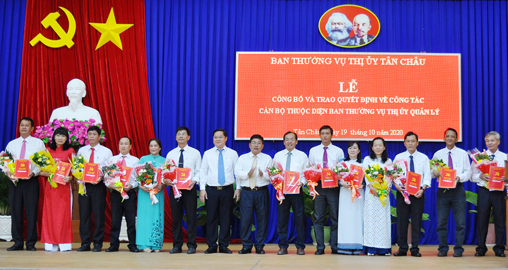 TX. Tân Châu trao quyết định điều động, luân chuyển 26 cán bộ thuộc diện Ban Thường vụ Thị ủy quản lý