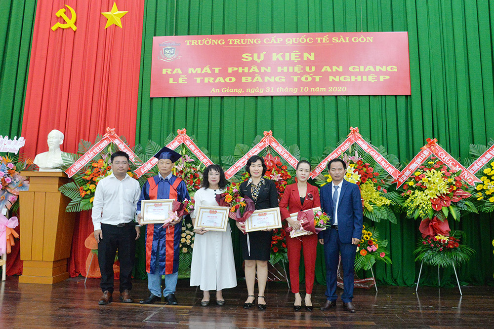Lãnh đạo Trường Trung cấp Quốc tế Sài Gòn trao thư cảm ơn và tặng hoa các tập thể, cá nhân có nhiều đóng góp hỗ trợ đồng bào miền Trung bị lũ lụt