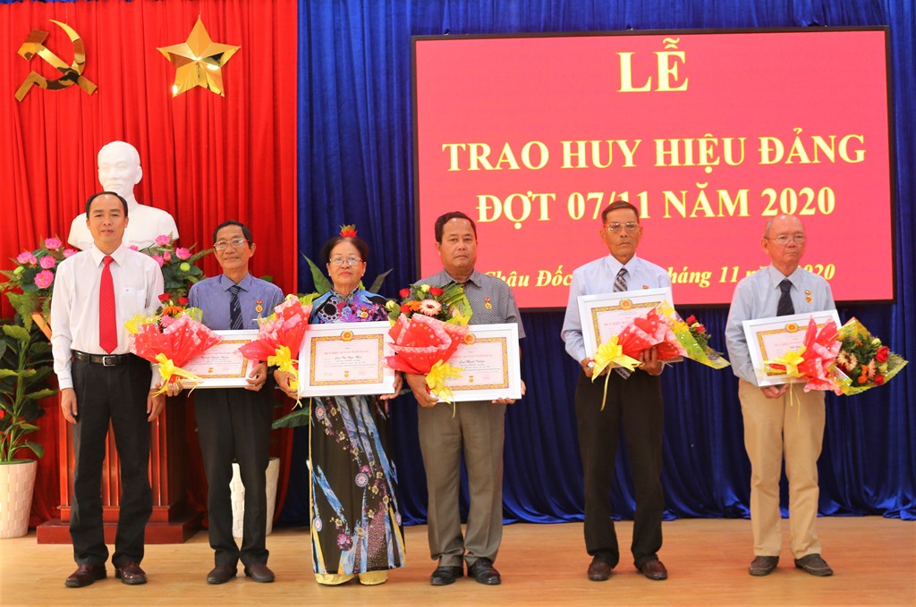 Thành ủy Châu Đốc trao Huy hiệu Đảng đợt 7-11