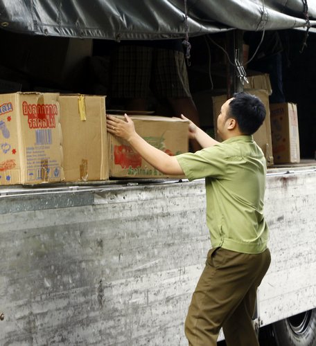 Hàng điện máy dỏm "đội lốt" về quê