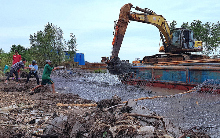 Cà Mau quyết liệt ứng phó sạt lở bờ biển