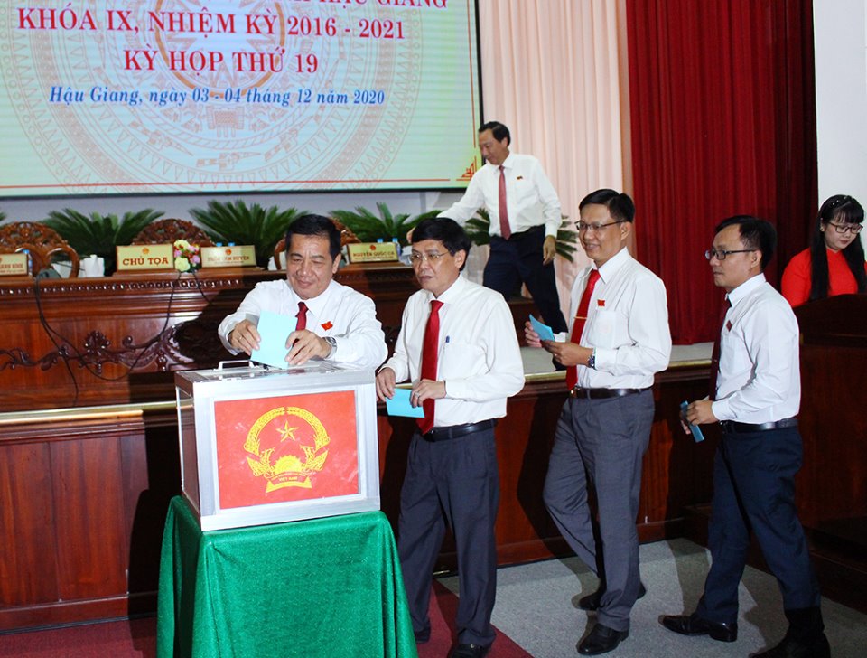 Ông Nguyễn Văn Hòa và bà Hồ Thu Ánh được bầu làm Phó Chủ tịch UBND tỉnh Hậu Giang