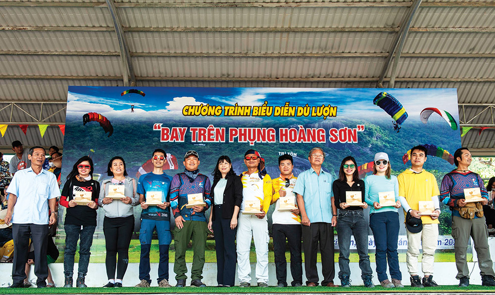 Lãnh đạo huyện Tri Tôn tặng quà lưu niệm cho các phi công dù lượn