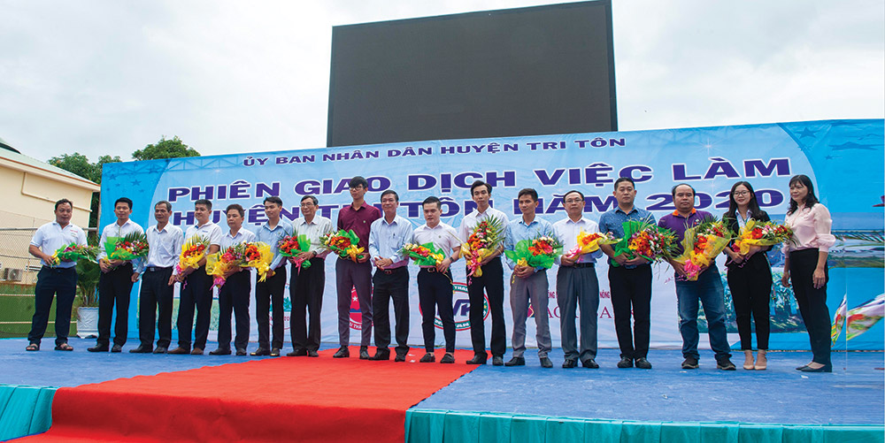 Lãnh đạo huyện Tri Tôn tặng hoa, quà lưu niệm cho các doanh nghiệp, đơn vị tuyển dụng tham gia phiên giao dịch việc làm năm 2020, huyện Tri Tôn
