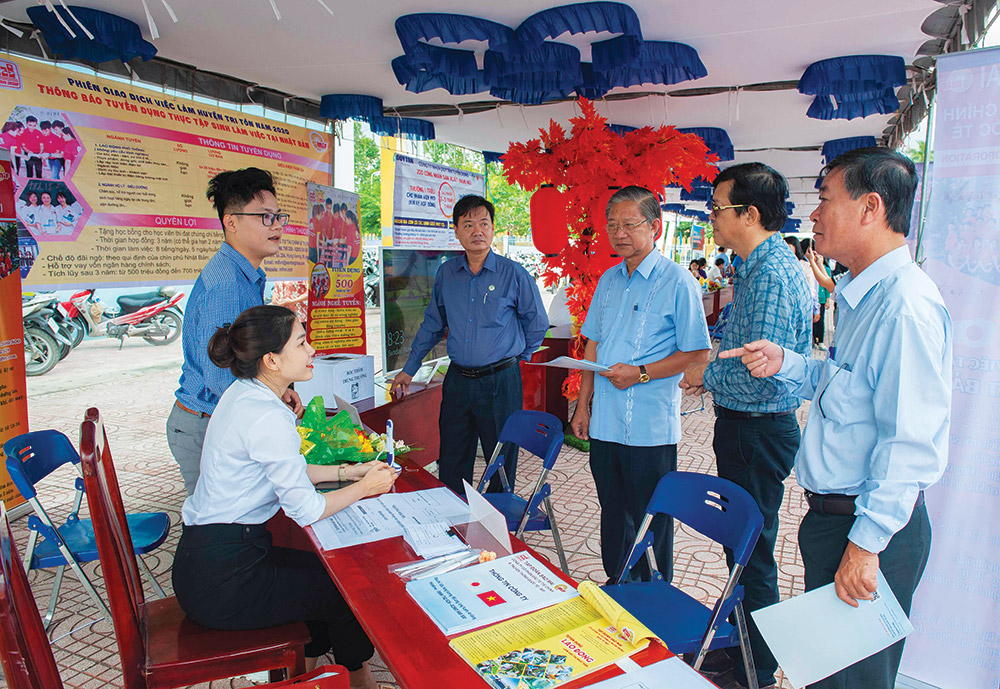 Lãnh đạo huyện Tri Tôn tìm hiểu, trao đổi với doanh nghiệp tham gia phiên giao dịch việc làm năm 2020