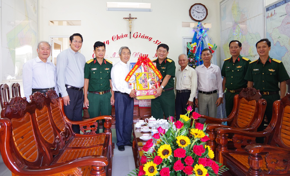 Bộ Chỉ huy Quân sự tỉnh An Giang thăm và tặng quà nhân dịp lễ Giáng sinh